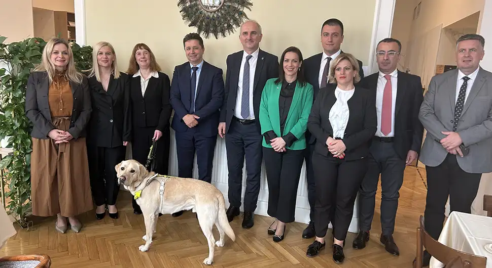 britanska ambasadorska.webp